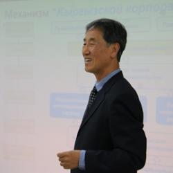 Профессор Вон-Гю Хван представил в АГУПКР книгу «Альтернативные стратегии развития для Кыргызской Республики на долгосрочный период»