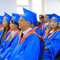 Академиянын 2025-жылы аяктаган бүтүрүүчүлөрүнө диплом тапшыруу аземи.