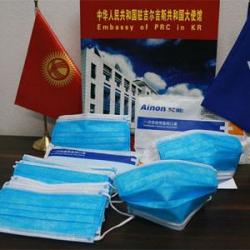 Посольство КНР в КР передало защитные маски для сотрудников Академии.